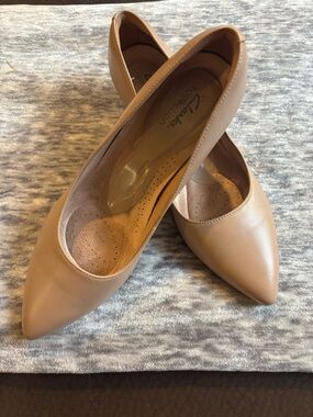 Clarks Collection Kepley Vine Pumps 9.5W Warm Beige Leather Pointed Toe Comfort